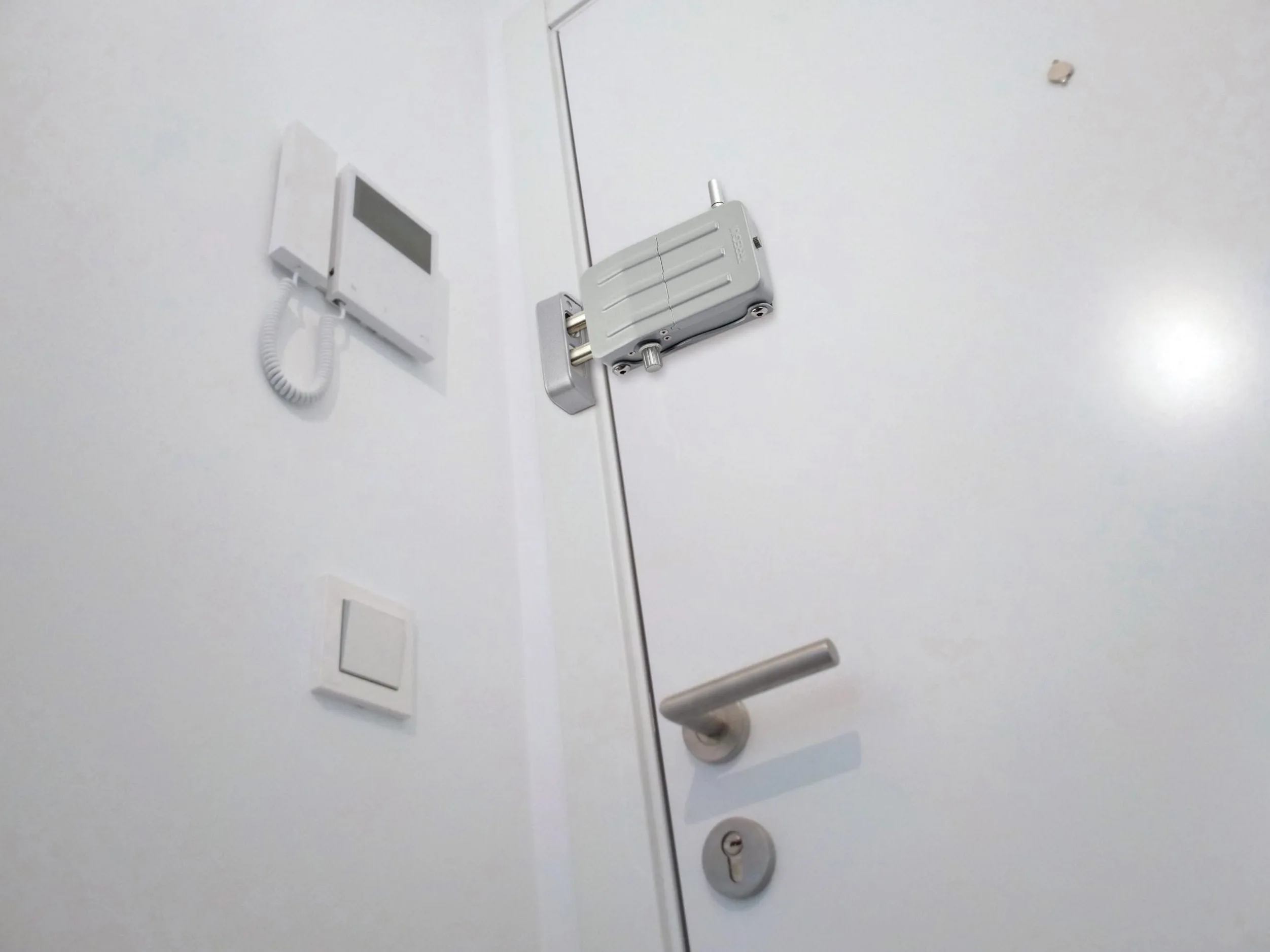 ARREGUI CI10P Cerradura de Seguridad Invisible para Puerta con 4 mandos a distancia | Antirrobo | Anti Okupas | Cerradura Electrónica para Puerta | Cerradura Inalámbrica | Cerrojo Interior | plata