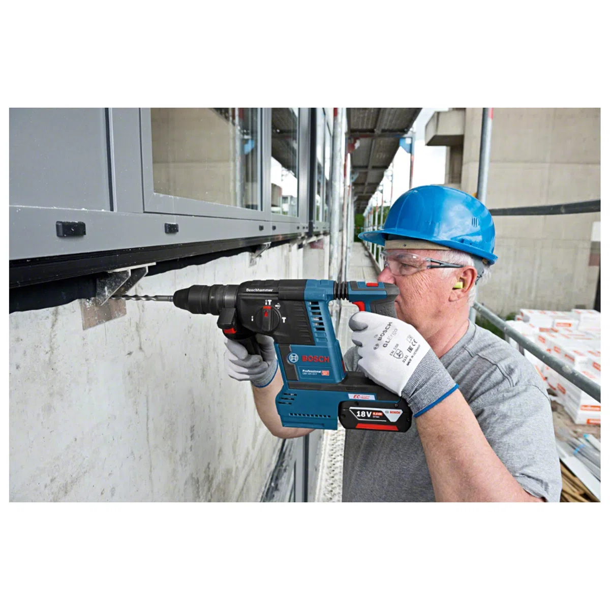 Bosch Professional 18V System martillo perforador batería GBH 18V-26 F (incl. empuñ. aux., profund. retráctil 210 mm, paño, portabr. cambio rápido 13 mm, portabr. inter. SDS plus, sin bat./cargador)