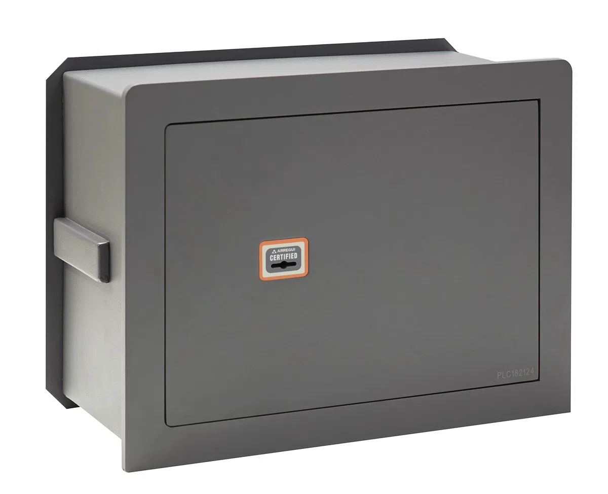 ARREGUI Plus C 181350 Caja fuerte de empotrar a pared con cerradura certificada de llave | Caja de Seguridad para casa y hogar | Fundo extensible | Fácil de instalar | 32 x 42 x 20/30 cm | 15 a 26 L