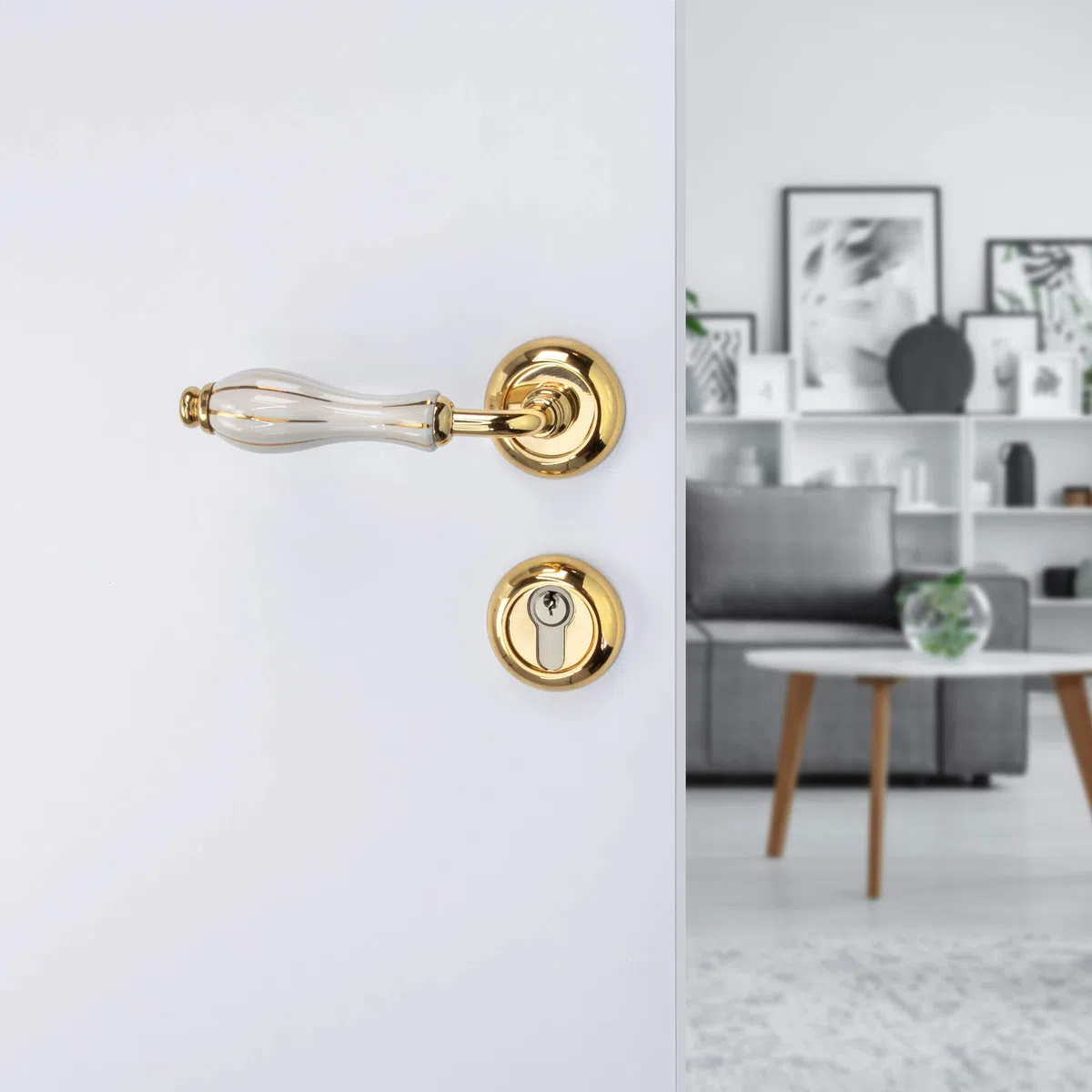 Gedotec Herraje de diseño para puertas interiores, puertas de habitaciones, puertas de madera | GLORY-R | latón pulido | porcelana | cilindro perfilado PZ | 1 pieza de puerta con material de fijación